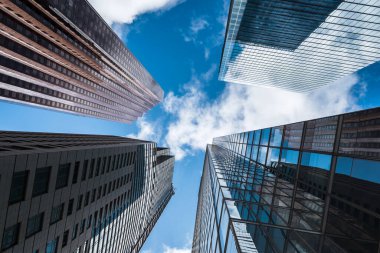 İş ve finans kavramı, Toronto, Ontario, Kanada 'nın finans bölgesindeki modern ofis mimarisine bakıyorum..