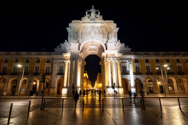 Portekiz, Lizbon 'daki Comercio Meydanı' nda tarihi eser Rua Augusta Kemeri.