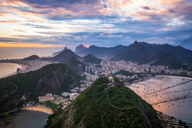 Rio de Janeiro şehri gün batımında, Brezilya, Güney Amerika.