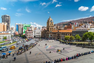 La Paz, Bolivya - 04 Mart 2020: Plaza San Francisco ve San Francisco Katedrali, Orta La Paz, Bolivya, Güney Amerika.
