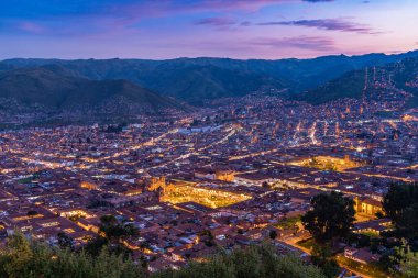 Günbatımında Cusco şehri, Peru, Güney Amerika.