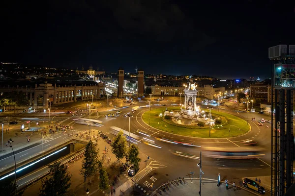 Barcelona, Katalunya, İspanya 'daki Plaza de Espana tarihi meydanında gece trafiği.