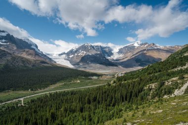 Jasper Ulusal Parkı 'ndaki Athabasca Buzulu, Alberta, Kanada.