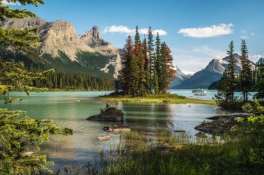 Jasper Ulusal Parkı, Alberta, Kanada Yazın Maligne Gölü 'ndeki Spirit Adası.
