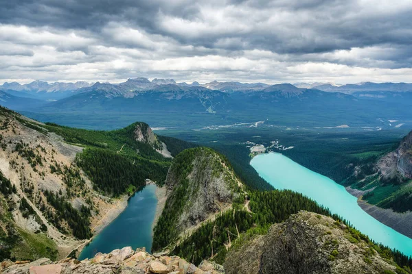 Moody Panoramautsikt Visar Sjön Louise Och Sjön Agnes Banff National — Stockfoto