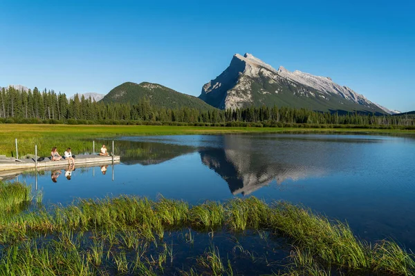 Banff Alberta Canada Settembre 2020 Amici Che Godono Fine Della — Foto Stock