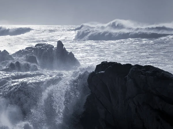 Costa Rocciosa Portoghese Settentrionale Una Sera Tempestosa Soleggiata Convertito Bianco — Foto Stock