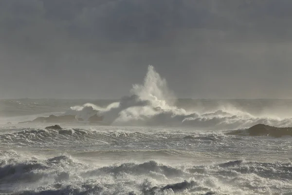 Zachte Backlit Stormachtige Zeegezicht Bij Zonsondergang Noordelijke Portugese Rotskust Het — Stockfoto