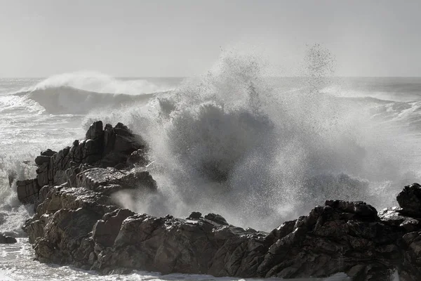 Enorme Stormachtige Golven Tegen Rots Van Noordelijke Portugese Rotsachtige Kust — Stockfoto