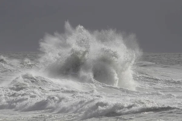 Ondas Marinhas Fortes Salpicam Rochas Escondidas Perigosas Largo Costa Norte — Fotografia de Stock