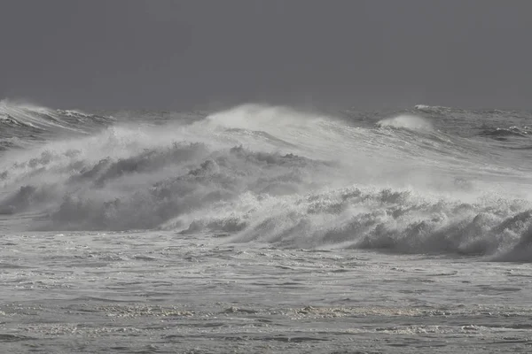 Kaba Deniz Büyük Fırtınalı Rüzgar Dalgaları Ile Kuzey Portekiz Kıyısında — Stok fotoğraf