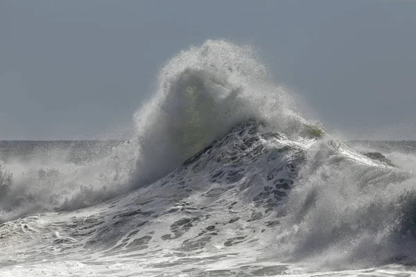 Une Onde Orageuse Éclabousse Côte Nord Portugaise — Photo