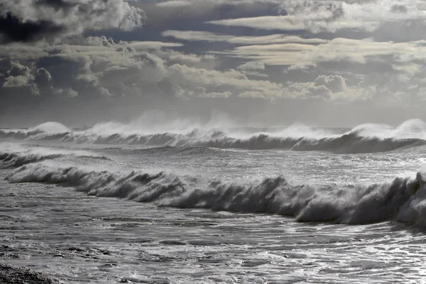 Costa Del Mar Del Norte Con Olas Largas Mediodía Nublado —  Fotos de Stock