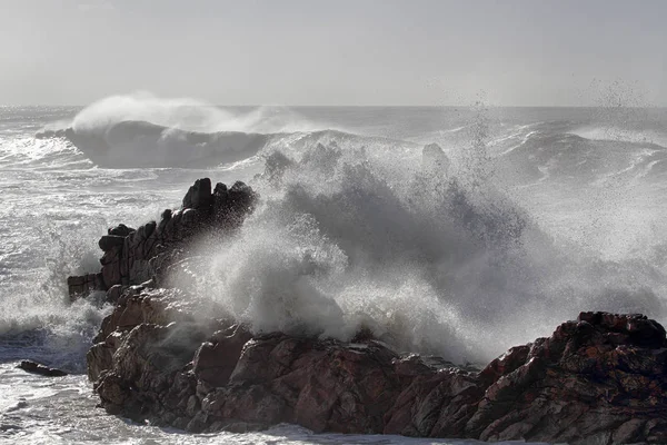 Βράχο Μια Μέρα Φουρτουνιασμένη Θάλασσα — Φωτογραφία Αρχείου