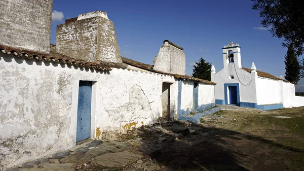 Alentejano 在广阔的平原中间看到一个教堂和工人房子的废墟 — 图库照片