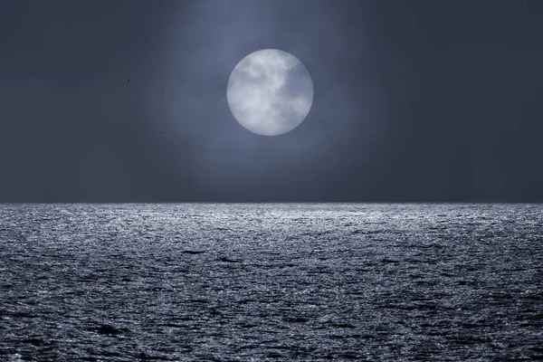 Mar Una Nebulosa Noche Luna Llena — Foto de Stock