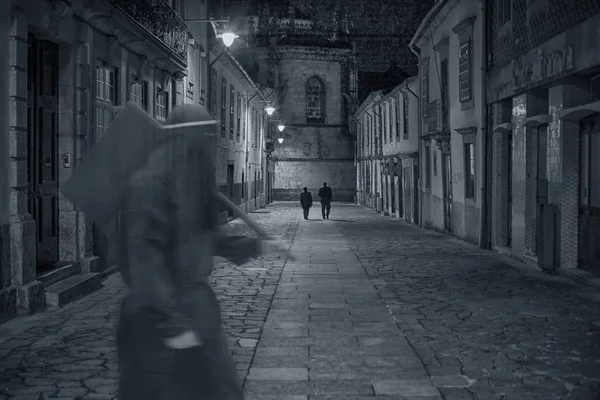 Starej Ulicy Europejskiej Średniowiecznego Miasta Nocą Tajemnicza Postać Złowieszczego Przechodzi — Zdjęcie stockowe