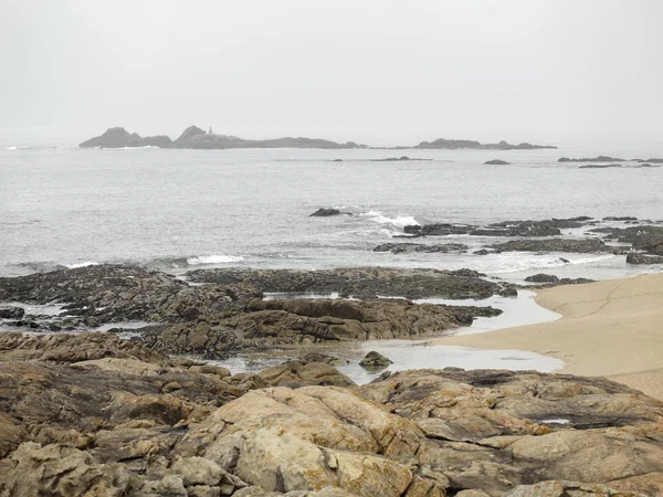 Praia Vazia Nebulosa Numa Manhã Verão Norte Portugal — Fotografia de Stock