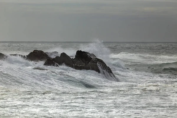 Skály Zaplavuje Mořské Vlny — Stock fotografie