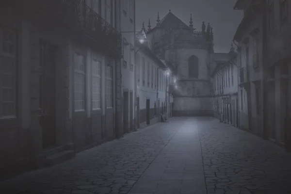 Foggy Rua Velha Cidade Entardecer — Fotografia de Stock