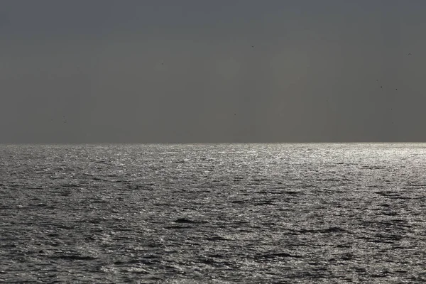 Glinsterende Zee Tegen Donkere Hemel Einde Van Daglicht — Stockfoto