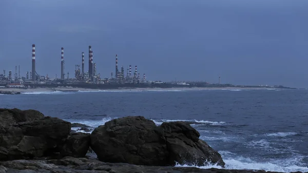 Olieraffinaderij Door Zee Schemering — Stockfoto