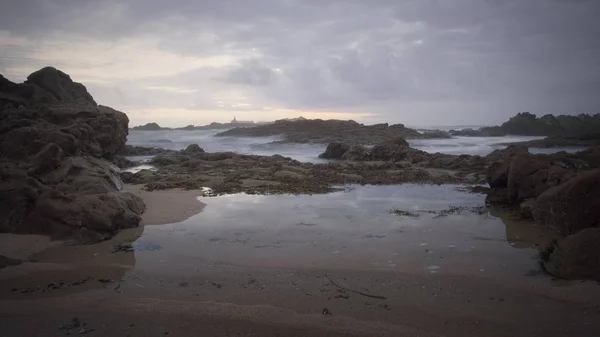 Últimos Rayos Luz Una Romántica Playa Rocosa Norte Portugal Durante — Foto de Stock