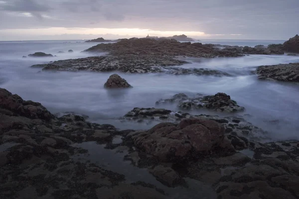 Letzte Lichtstrahlen Einem Romantischen Felsstrand Norden Portugals Bei Ebbe — Stockfoto