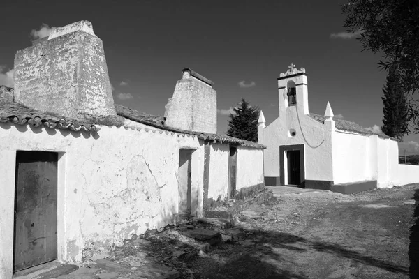 Velho Monte Alentejano Meio Vasta Planície Vendo Uma Capela Ruínas — Fotografia de Stock