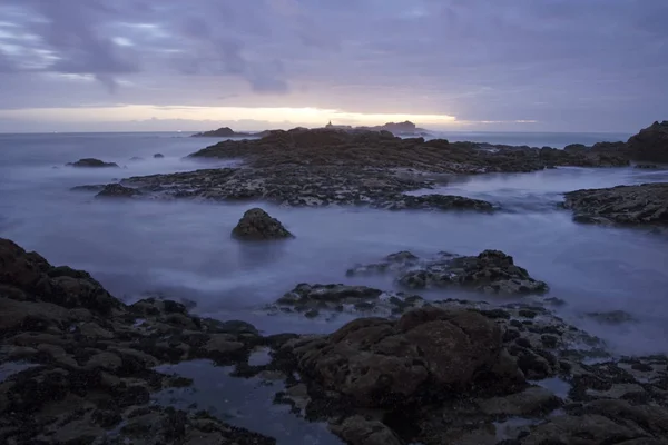 Північно Португальський Скелястий Пляж Під Час Низького Припливу Сутінках — стокове фото