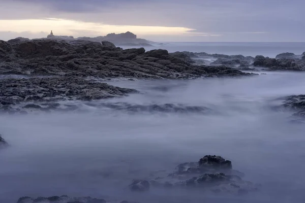 Últimos Raios Luz Numa Romântica Praia Rochosa Norte Portugal Durante — Fotografia de Stock
