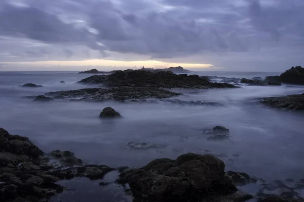 Utolsó Fénysugarak Egy Romantikus Sziklás Strandon Észak Portugáliában Apály Idején — Stock Fotó