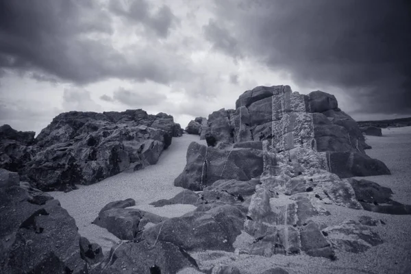 Rocas Rayadas Una Playa Remota Del Norte Portugal Durante Marea —  Fotos de Stock