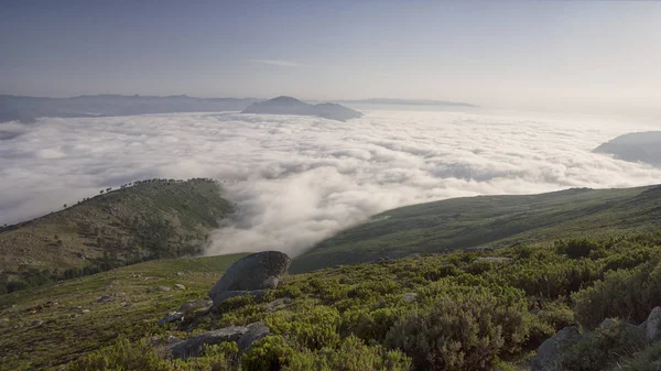 Montañas Portuguesas Del Norte Cubiertas Nubes Amanecer —  Fotos de Stock
