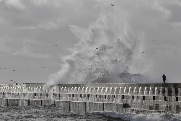 Porto Portugal Janeiro 2016 Homem Ver Grandes Ondas Mar Tempestuoso — Fotografia de Stock