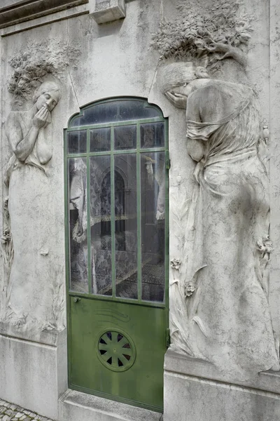 Vysoký Reliéf Dva Smutné Ženy Hrob Lisabonu Historický Hřbitov Prazeres — Stock fotografie