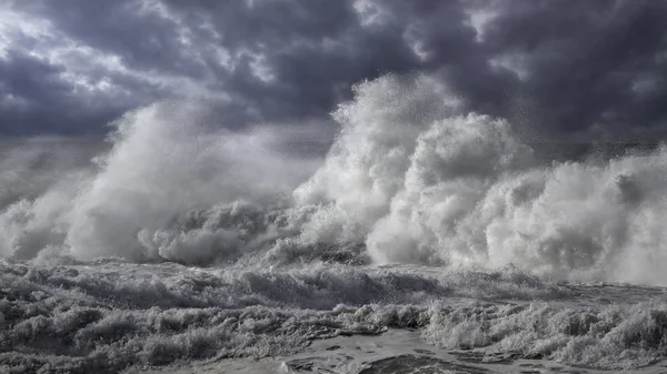 Onde Tempestose Che Infrangono Vicino Cielo Migliorato Costa Del Portogallo — Foto Stock