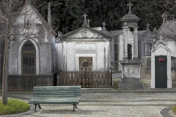 老欧洲公墓与家庭坟墓和长凳在前景 Prazeres 里斯本 葡萄牙 — 图库照片