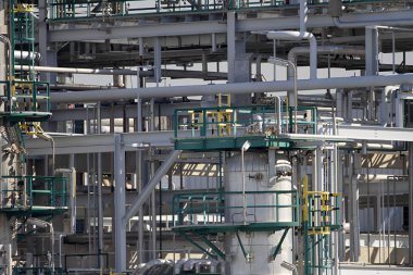 Tüpler, borular ve ağır ekipman bir petrol rafinerisi