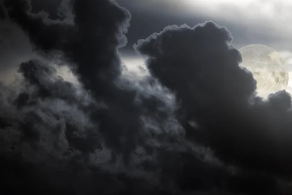 Luna Llena Asomándose Detrás Densas Nubes Por Noche — Foto de Stock