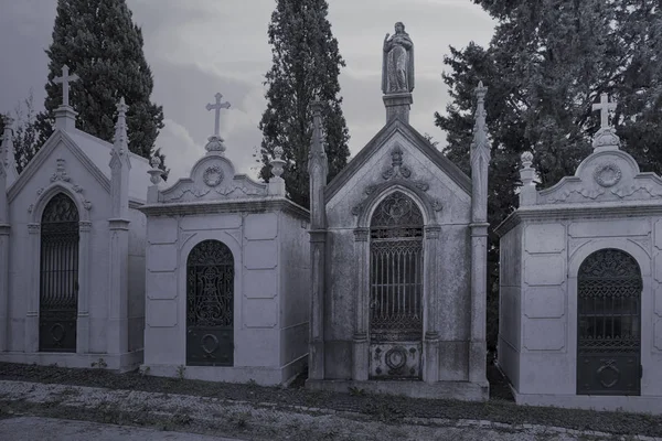 Alte Familiengräber Auf Europäischem Friedhof — Stockfoto