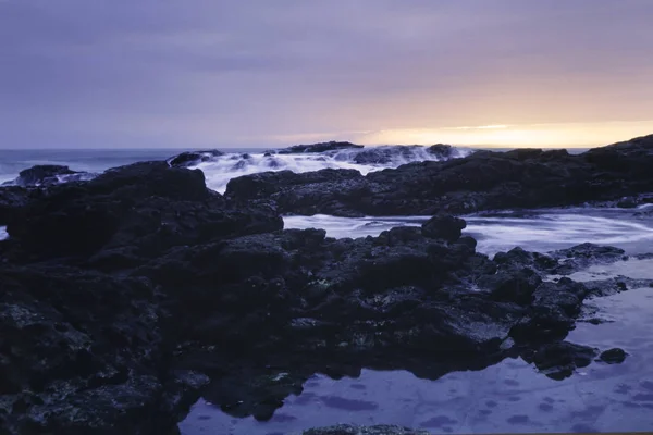 Langzeitbelichtung Einem Portugiesischen Felsstrand Der Abenddämmerung Analog Diafilm — Stockfoto