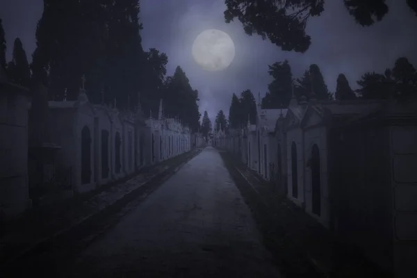 Жуткое Старое Европейское Кладбище Облачную Туманную Ночь Полнолуния — стоковое фото