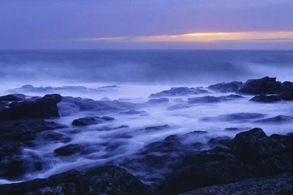 Portugisiska Seascape Skymningen Lång Exponering Med Flödande Vatten Mellan Stenarna — Stockfoto