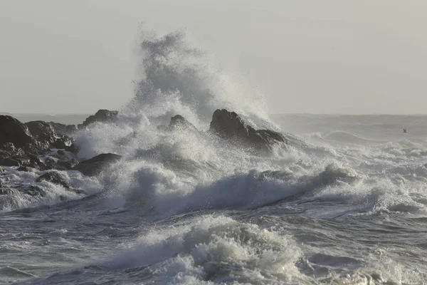 Велика Хвиля Покриває Скелі Північного Португальського Узбережжя — стокове фото