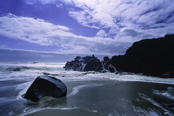 Zeeklip Tegen Diep Blauwe Hemel Met Witte Wolken Zachte Verlicht — Stockfoto