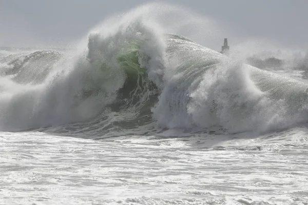 Une Grosse Vague Écrase Par Une Journée Ensoleillée Côte Rocheuse — Photo