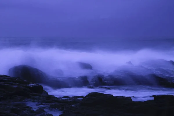 Portugalski Seascape Zmierzchu Długich Ekspozycji Płynącej Wody Między Skały Miażdżącej — Zdjęcie stockowe