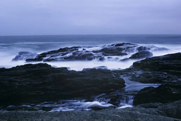 Humeurig Blauwe Lange Blootstelling Zeegezicht Noordelijke Portugese Rotsachtige Kust — Stockfoto