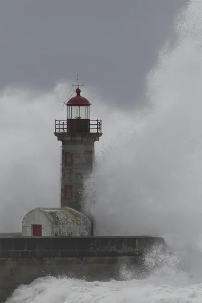 Grandes Ondas Tempestuosas Salpicam Sobre Velho Farol Porto — Fotografia de Stock